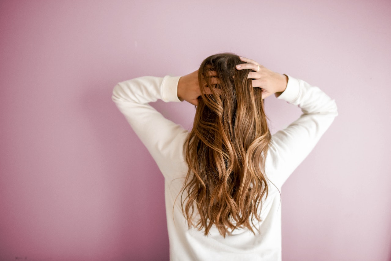 Jak dbać o włosy? Kompleksowy poradnik